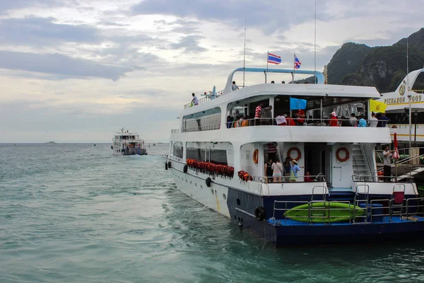 Krabi, Thailand-november 29 2013: Ferry boot op Phiphi Don Island Piers — Stockfoto