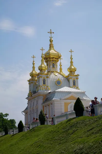 ПЕТЕРХОФ, САНТ-ПЕТЕРБУРГ, РОССИЯ - 06 июня 2014 года: Верхний парк включен в Список Всемирного наследия ЮНЕСКО — стоковое фото