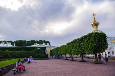 Peterhof, Saint Petersburg, Rusya Federasyonu - 06 Haziran 2014: Unesco Dünya Mirası listesinde üst Park palace eklenmiştir