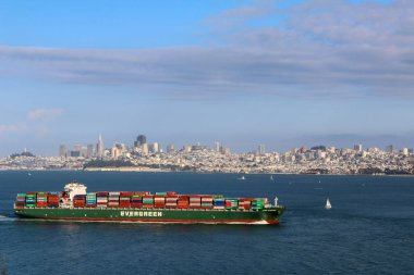 San Francisco, CA, ABD-Mayıs 23, 2015: kargo gemisi Körfez geçer. SF Kaliforniya 'da en yoğun yerleşmiş büyük şehir ve ikinci-US.