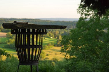 Taze yeşil yaz manzara önünde boş taşınabilir Barbekü ızgara