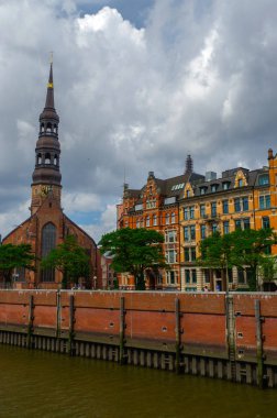 Hamburg, Almanya-Temmuz 18, 2016: Warehouse District olabilir Speicherstadt, bulutlu bir gün elb Nehri üzerinde eski kilise ile.