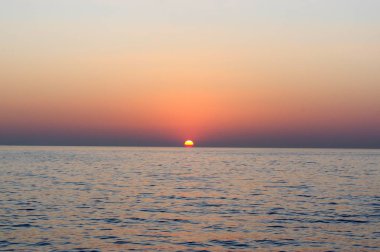 Tayland deniz üzerinde kırmızı mor günbatımı