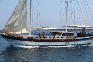 Erkek, Maldivler - 09 Şubat 2013: eski klasik ahşap tekne yelken açık suda olmadan. Güzel yelkenli gemi üzerinde mutlu insanlarla, gidiş yelkenli arkasından görüntüleme .