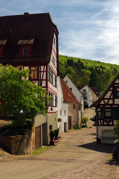 Moensheim, Pforzheim, Niemcy - 10 czerwca 2015: Dom Tudor stylu. Mönsheim – miasto w powiecie Enz, w Badenii-Wirtembergii w południowej Brd. — Zdjęcie stockowe