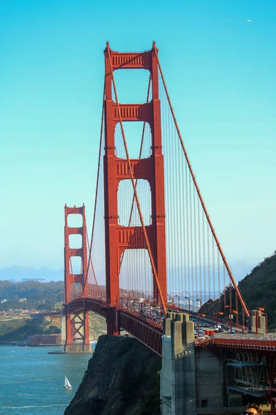 Día soleado en el puente Golden Gate en San Francisco, California — Foto de Stock