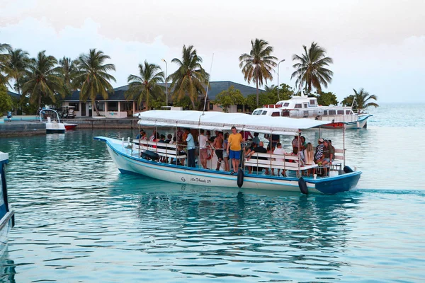 Sun Island, Maldives - February 09, 2013: ferry boat over clear water on the Maldies — Stock Photo, Image