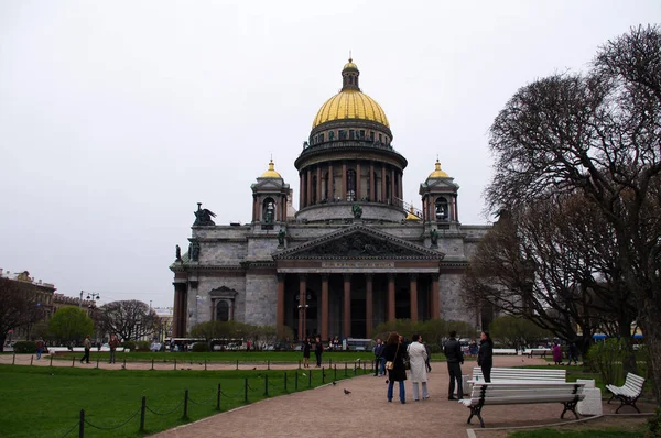 Saint Petersburg, Rusya Federasyonu - 01 Nisan 2014: Görünüm Isaac'ın katedral kubbe veya Isaakievskiy Sobor, mimar Auguste de Montferrand.