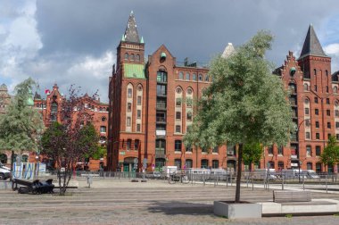 Hamburg, Almanya - 18 Temmuz 2015: tarihi Speicherstadt kanal evleri ve köprüler depolar, Meşhur Mekanlar Elbe Nehri üzerinde skyview amaising ile akşam.