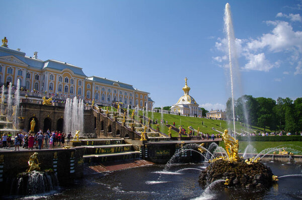 ПЕТЕРХОФ, САНТ-ПЕТЕРБУРГ, РОССИЯ - 06 июня 2014 года: Верхний парк включен в Список Всемирного наследия ЮНЕСКО
