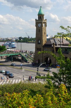 Hamburg, Almanya - 18 Temmuz 2016: Güzel manzarasına ticari liman ve Elbe Nehri, mavi gökyüzü, bulutlar yaz, St. Pauli bölge ile ünlü Landungsbruecken