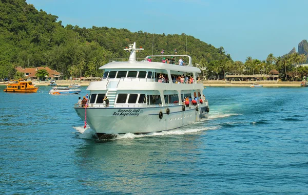 Krabi, Tayland - 27 Kasım 2013: Phiphi Don Island iskeleler, feribot