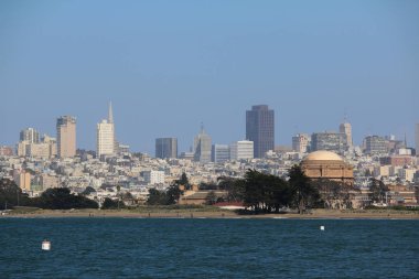 Deniz kıyısındaki San Francisco şehir merkezi manzarası, ABD
