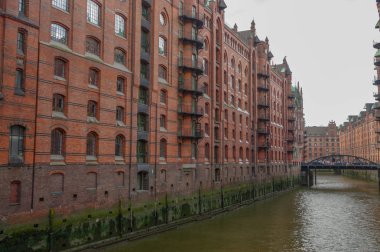 Hamburg, Almanya - 18 Temmuz 2015: tarihi Speicherstadt kanal evleri ve köprüler depolar, Meşhur Mekanlar Elbe Nehri üzerinde skyview amaising ile akşam.