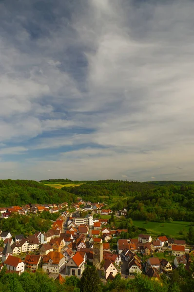 Moensheim, Pforzheim, Almanya - 29 Nisan. 2015: Monsheim olduğu bir kasabada Baden-Württemberg Güney Brd içinde Enz bölge.