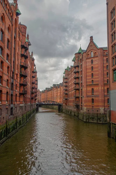 Hamburg, Almanya - 18 Temmuz 2015: tarihi Speicherstadt kanal evleri ve köprüler depolar, Meşhur Mekanlar Elbe Nehri üzerinde skyview amaising ile akşam.