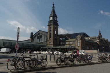 Hamburg, Almanya - 18 Temmuz 2015: Hauptbahnhof ana tren istasyonu şehrin, en işlek ülke ve ikinci Avrupa'da olduğunu.