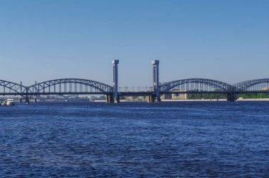 Neva Nehri Saint Petersburg'daki Finlandiya tren köprüden.