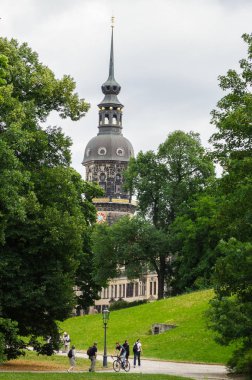 Almanya, Dresden - 13 Temmuz 2015: Tiyatro Meydanı bir park görünümüne bulunan tarihi merkezi şehir.