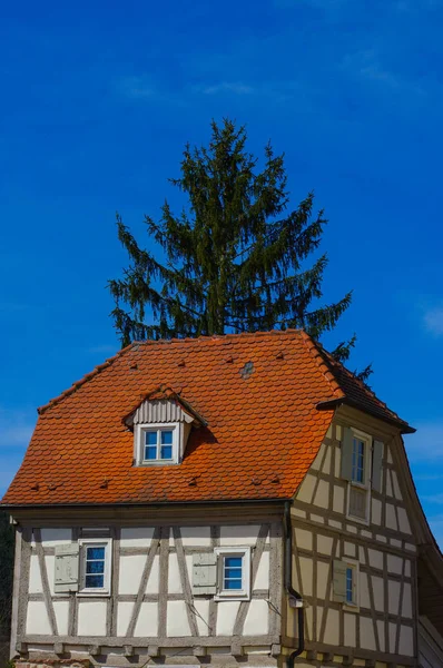 Lakossági tudor-stílusú ház a kék ég, a háttérben — Stock Fotó