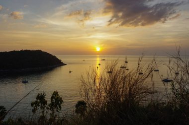 Günbatımı görmek güzel Promthep Cape Phuket Tayland