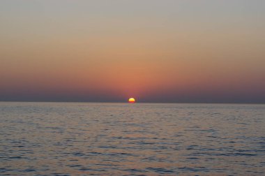 Tayland deniz üzerinde kırmızı ve turuncu mor günbatımı