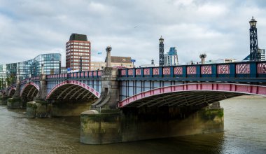 Londra / Uk - 20 Eylül 2018: Lambeth Köprüsü, Millbank 'ten görüldü. Thames Nehri 'ni geçen yol trafiği ve yaya köprüsü Londra' nın merkezinde doğu-batı yönünde..