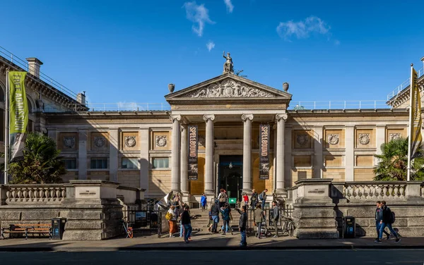 Oxford / Uk - 21 Eylül 2018: Beaumont Caddesi 'ndeki Ashmolean Sanat ve Arkeoloji Müzesi cephesi. Burası dünyanın ilk üniversite müzesi..
