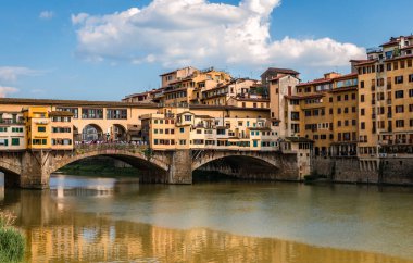 Ponte Vecchio (Eski Köprü) Floransa, Toskana, İtalya 'da. Arno nehri boyunca uzanan bu ortaçağ taş köprüsü her zaman dükkan ve tüccarlara ev sahipliği yapmıştır..