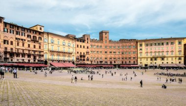 Siena / İtalya - 29 Mayıs 2018: Piazza del Campo manzarası. Bu meydan tarihi merkezin ana kamusal alanıdır ve Avrupa 'nın en büyük ortaçağ meydanlarından biri olarak kabul edilir..