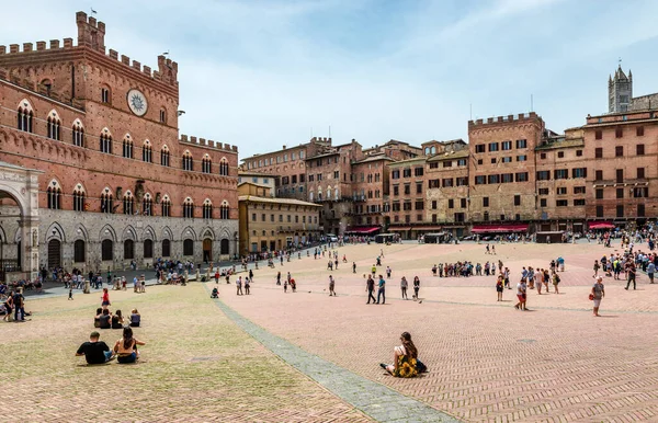 Siena / İtalya - 29 Mayıs 2018: Solda Palazzo Pubblico ile Piazza del Campo manzarası. Burası Avrupa 'nın en büyük ortaçağ meydanlarından biri..