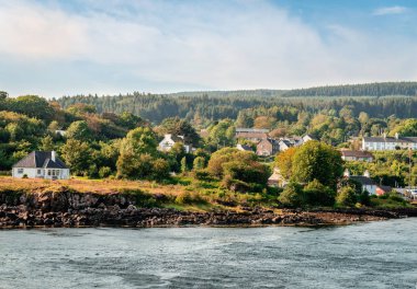 Lochaline / Uk - 25 Ağustos 2019: İskoçya 'nın Morvern bölgesinde köy manzarası. Kuzey kıyısındaki Aline Gölü ağzında yer almaktadır..