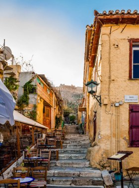 Atina / Yunanistan - 7 Aralık 2018: Eski tarihi mahalle Plaka manzarası, labirent sokakları ve neoklasik mimariyle Akropolis 'in yamaçlarında toplandı.