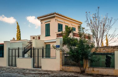 Atina / Yunanistan - 7 Aralık 2018: Eski tarihi mahalle Plaka manzarası, labirent sokakları ve neoklasik mimariyle Akropolis 'in yamaçlarında toplandı.