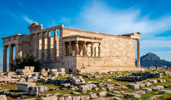 Yunanistan 'ın Akropolis kentinin kuzeyinde yer alan ve Athena ve Poseidon' a adanmış antik bir Yunan tapınağı olan Erechtheion (veya Erechtheum). Lycabettus Dağı sağda..