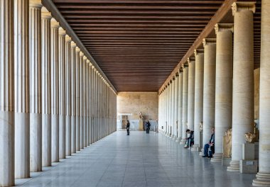 Atina / Yunanistan - 6 Mart 2016: Attalos Stoa 'sı (ya da Attalus), Antik Agora' da bir Stoa (yürüyüş yolu ya da giriş). Kral 2. Attalos tarafından inşa edilmiş ve ismi verilmiş, şimdi ise bir müze..