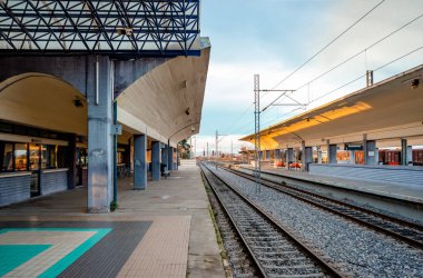 Leianokladi / Yunanistan - 7 Aralık 2014: Yunanistan 'ın orta kesimindeki Phthiotis kentinde Lamia ile Leianokladi arasında yer alan tren istasyonunun görüntüsü.