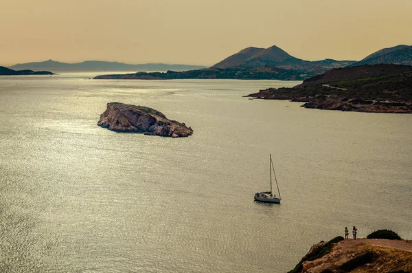 Günbatımında Yunanistan 'ın Sounio Burnu' ndan Saronik Körfezi manzarası.