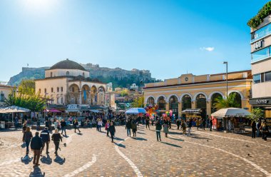 Atina / Yunanistan - Aralık 12019: Monastiraki Meydanı manzarası, solda Tzistarakis Camii ve sağda metro istasyonu. Arka planda Atina Akropolü yer alıyor.