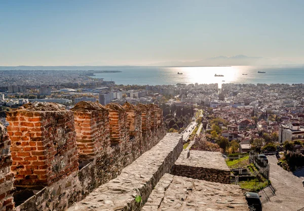 Güneşli bir günde Trigonio Kulesi 'nden Selanik ve Termaikos Körfezi' nin nefes kesici manzarası..
