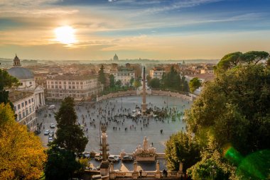 Roma / İtalya - 2 Aralık 2018: Akşam Piazza del Popolo manzarası, arka planda Vatikan Kubbesi. Fotoğraf Terrazza del Pincio 'dan..