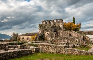 Yunanistan 'ın Ioannina kentindeki Osmanlı şatosu Kale' sinin Akropolis 'inden geriye kalanların görüntüsü.