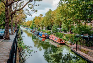 Londra, Uk - 5 Eylül 2015: Küçük Venedik 'teki Büyük Birlik Kanalı, Maida Vale, Paddington, dar botlu.
