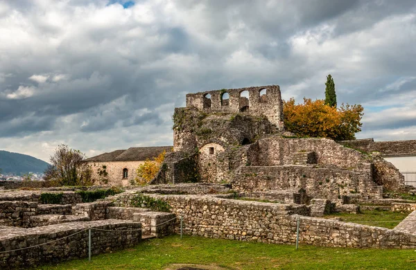 Yunanistan 'ın Ioannina kentindeki Osmanlı şatosu Kale' sinin Akropolis 'inden geriye kalanların görüntüsü.