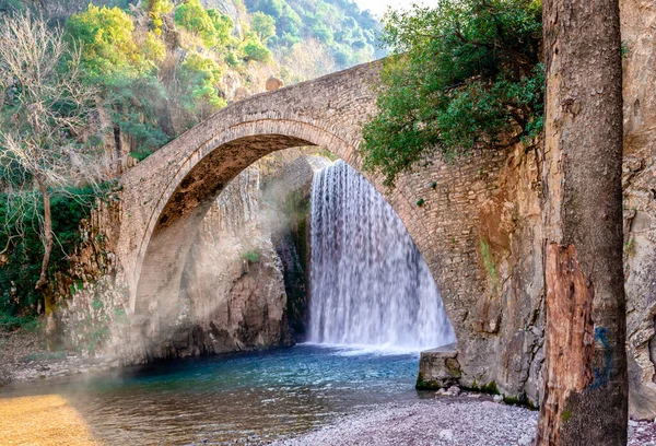 Yapay şelale ve Yunanistan 'ın Trikala kentindeki ortaçağ taş köprüsü.
