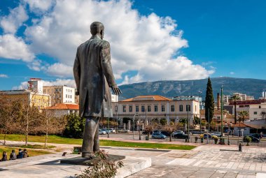 Atina / Yunanistan - Mart 12020: El heykeli. Arka planda V. Sofias Bulvarı ve Bölge Hastanesi ile Eleftherias Park 'taki Venizelos..
