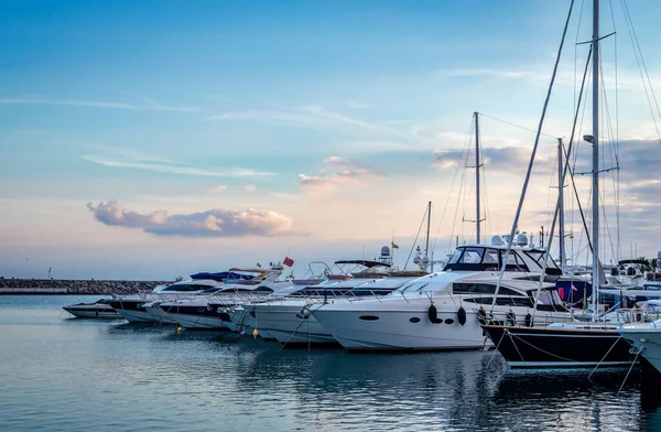 Marbella / İspanya - 21 Aralık 2014: Puerto Banus 'ta gün batımı, kışın.