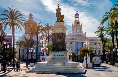 Cadiz / İspanya - 22 Aralık 1014: Cadiz 'li siyasetçi Segismundo Moret' in heykeli ve Eski Belediye Binası ile Plaza de San Juan de Dios manzarası.