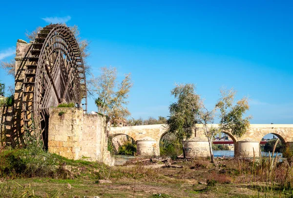 Die Römische Brücke Und Die Überreste Einer Mittelalterlichen Mühle Ufer — Stockfoto