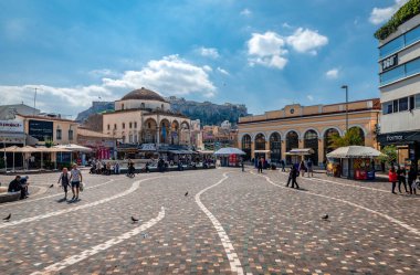 Atina / Yunanistan - 13 Mart 2020: Solunda Tzistarakis Camii, sağında metro istasyonu bulunan Monastiraki Meydanı manzarası. Arka planda Atina Akropolü yer alıyor.